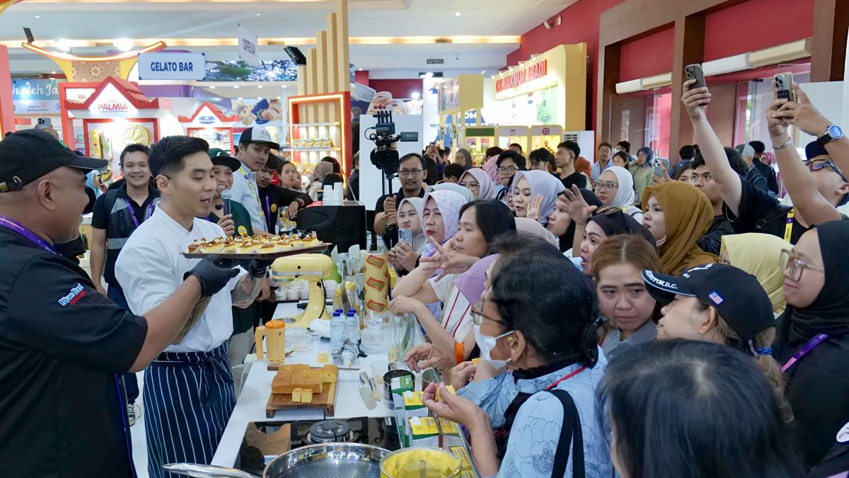 BlueBand Professional dan Flora Professional tunjukkan demo masak eksklusif di SIAL Interfood 2025 bagi para profesional kuliner.