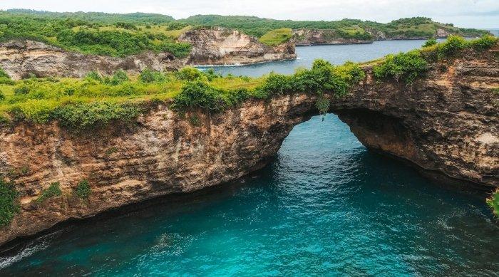 Broken Beach, tempat wisata populer di Nusa Penida, Bali.