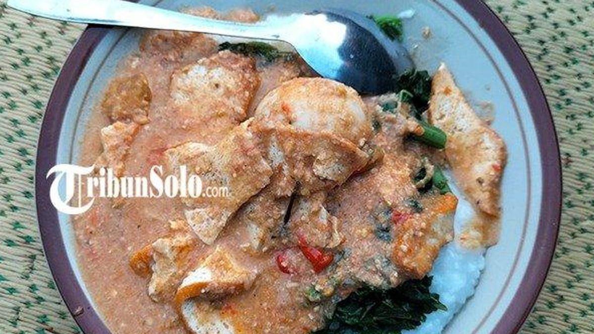 Seporsi bubur tumpang di Bubur Tumpang Jaya, Tawangmangu.