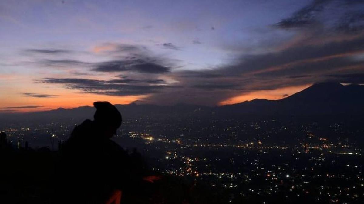 WISATA BOGOR - Bukit Alesano di Kabupaten Bogor yang bisa menawarkan sensasi menikmati indahnya gemerlap kota Bogor dari ketinggian, Selasa (4/11/2025).