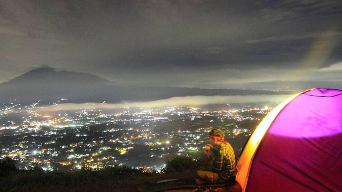 WISATA BOGOR - Bukit Alesano di Kabupaten Bogor yang bisa menawarkan sensasi menikmati indahnya gemerlap kota Bogor dari ketinggian, Jumat (31/10/2025).