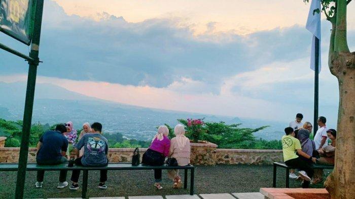 Bukit Aslan berada di atas Bukit Way Gubak, Kota Bandar Lampung. Bukit Aslan adalah tempat wisata di Lampung yang menyuguhkan panorama alam, teropong kota, spot foto, spot hiking, play land, hingga arsitektur situs seni.