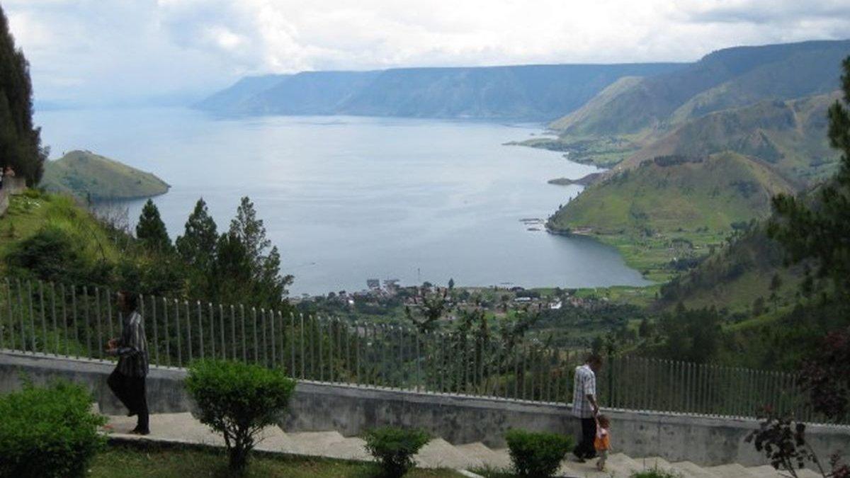 Bukit Indah Simarjarunjung di Sumatera Utara. Tempat melihat Danau Toba dari ketinggian.