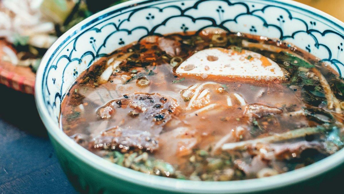 7 Sarapan Enak di Vietnam yang Wajib Kamu Coba saat Liburan ke Sana, Cobain Pedasnya Bun Bo Hue