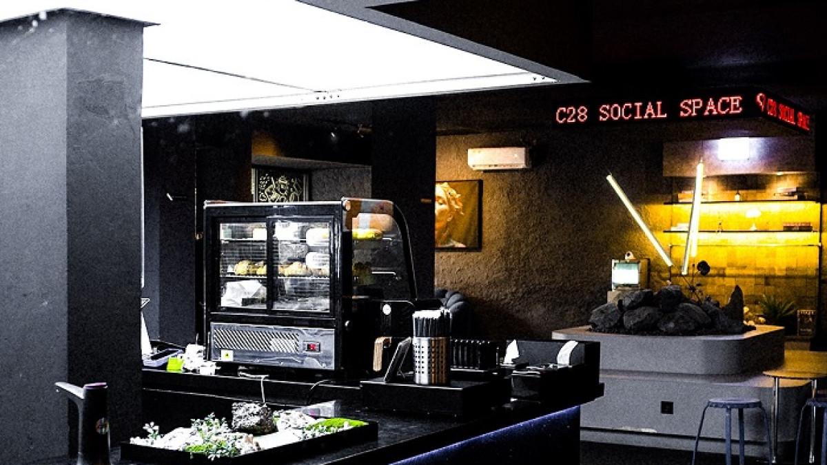 C28 - kafe dengan konsep bar, yang memiliki banyak spot foto estetik.