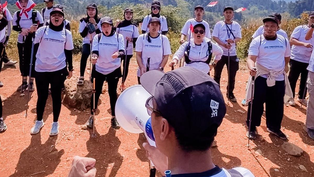 CEO J99 Corp memimpin semangat juang karyawan dengan penuh antusiasme di tengah jalur trekking.