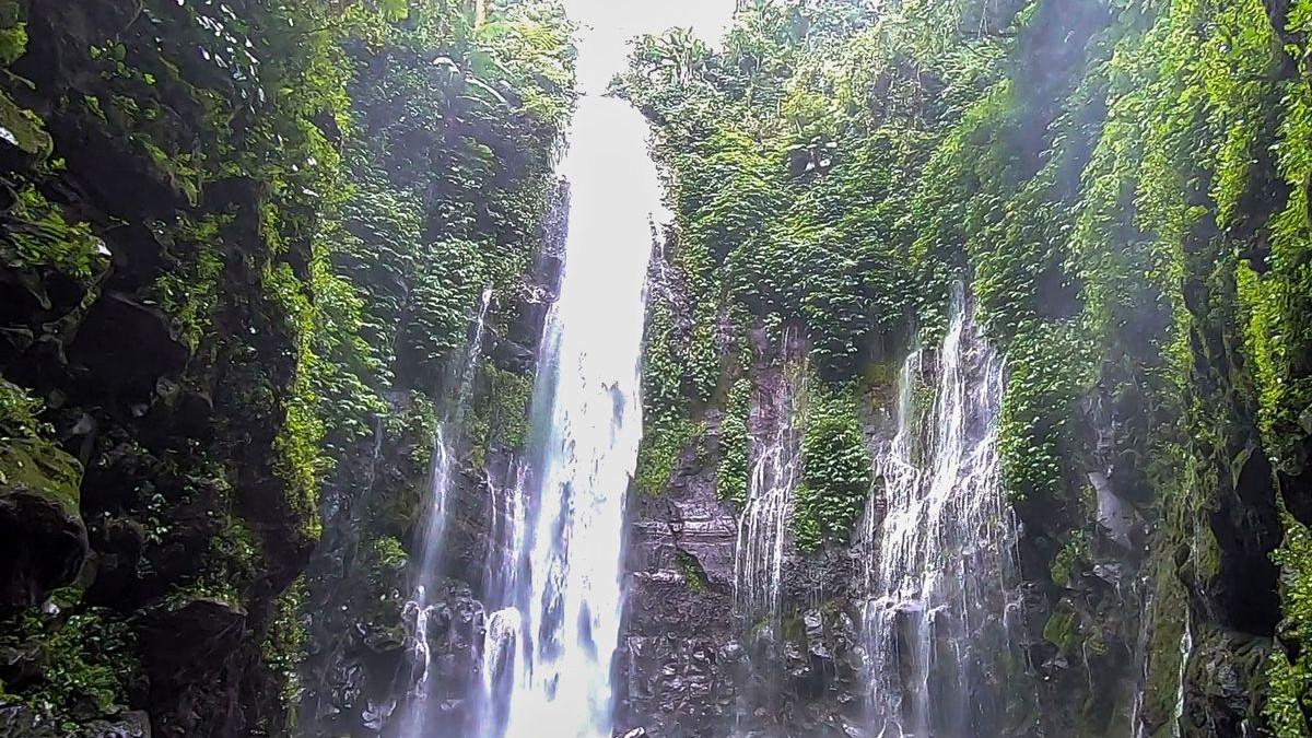 Menikmati indahnya Curug Lawe Kalisidi, Ungaran, Kabupaten Semarang.