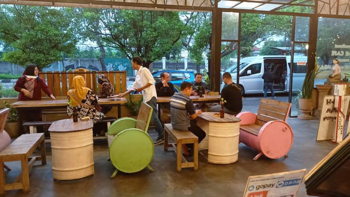 Cafedangan Manahan, satu tempat makan 24 jam di Solo yang bisa kamu kunjungi kapan saja.