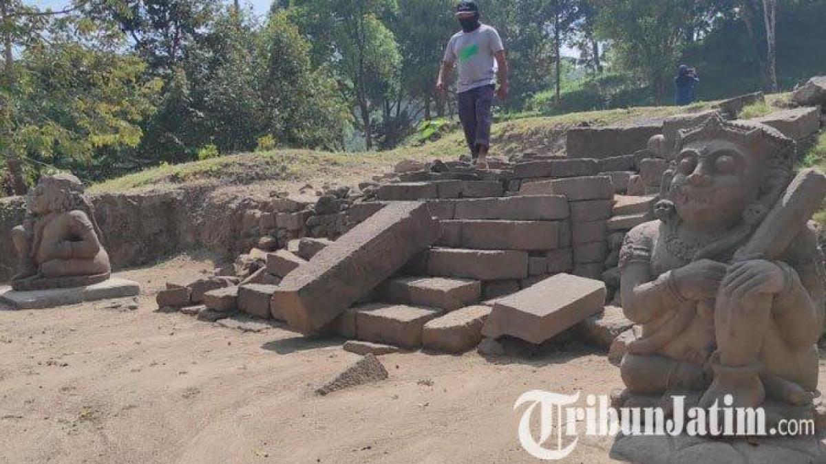 Kondisi dua arca Dwarapala yang berada di depan pintu masuk halaman kedua Candi Gambar Wetan di Dusun Gambar Anyar, Desa Sumberasri, Kecamatan Nglegok, Kabupaten Blitar, Jawa Timur, Selasa (8/8/2023).