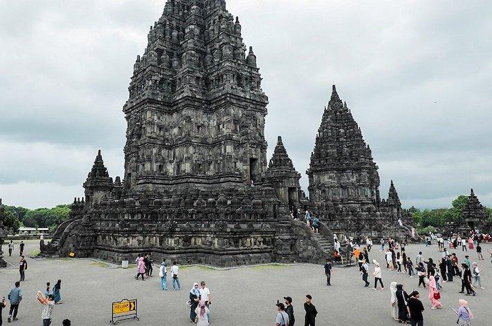 WISATA JOGJA - Potret kemegahan Candi Prambanan di Sleman, Jogja, Rabu (16/7/2025). Candi Prambanan merupakan tempat wisata populer yang menarik untuk dikunjungi.