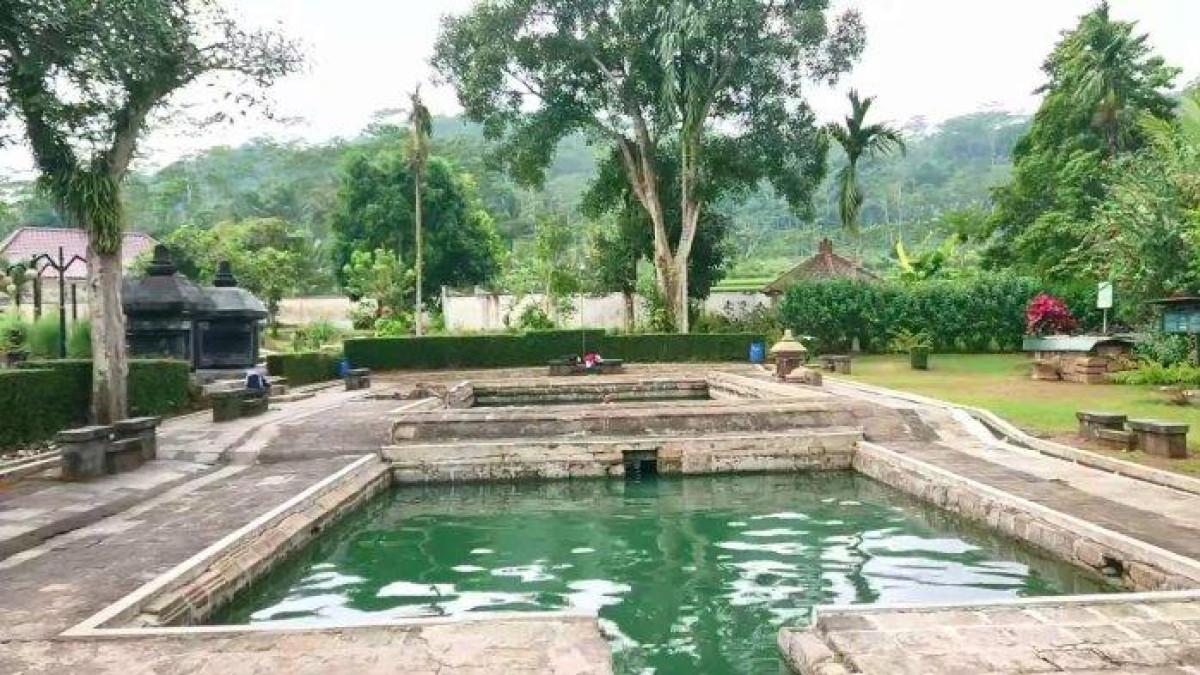 KOLAM AIR HANGAT - Kondisi kolam air hangat di Candi Umbul yang terletak di Kecamatan Grabag Kabupaten Magelang, Jumat (4/4/2025). Situs Candi Umbul bisa jadi destinasi wisata bagi para pemudik menghabiskan waktu libur lebaran.