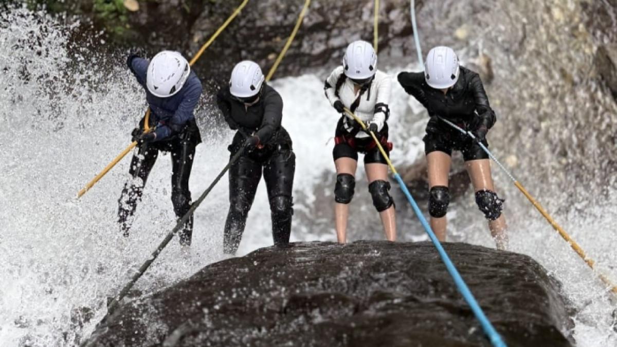 Canyoning Bogor, atraksi menguji nyali yang bisa ditemukan di Curug Ciampea Adventure Bogor, Jawa Barat.