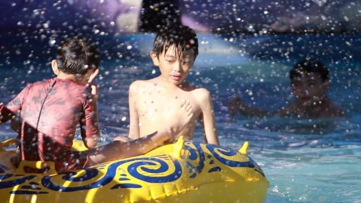 Caribbean Island Water Park, satu tempat wisata dekat Bandara SAMS Sepinggan Balikpapan.