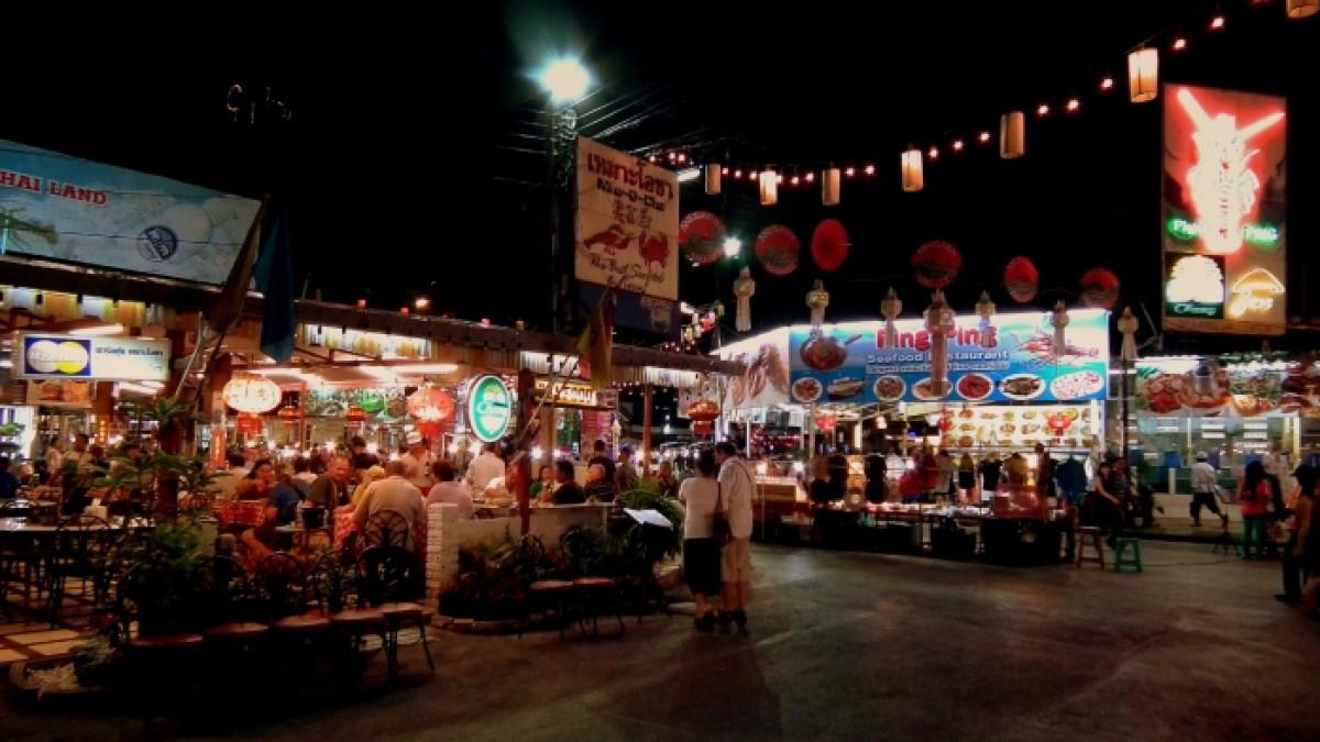 Chiang Mai Night Bazaar, street food yang cocok dikunjungi untuk kulineran.