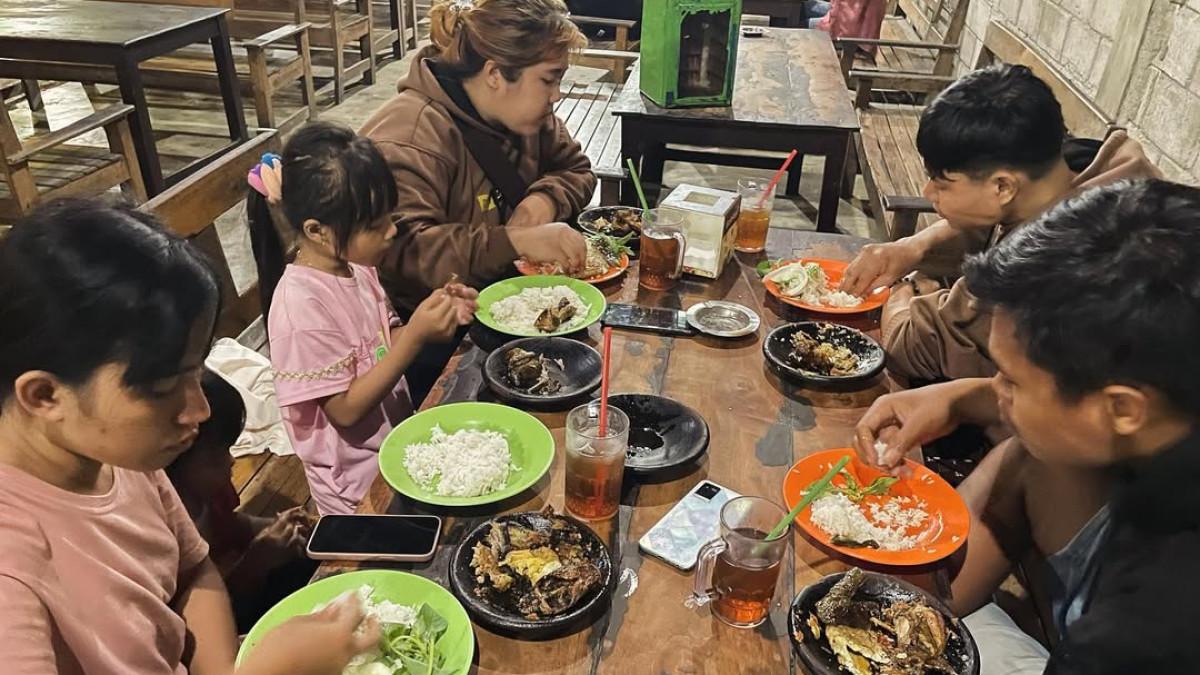 Cobek Mbok Djilah, satu tempat makan enak di Blitar, Jawa Timur