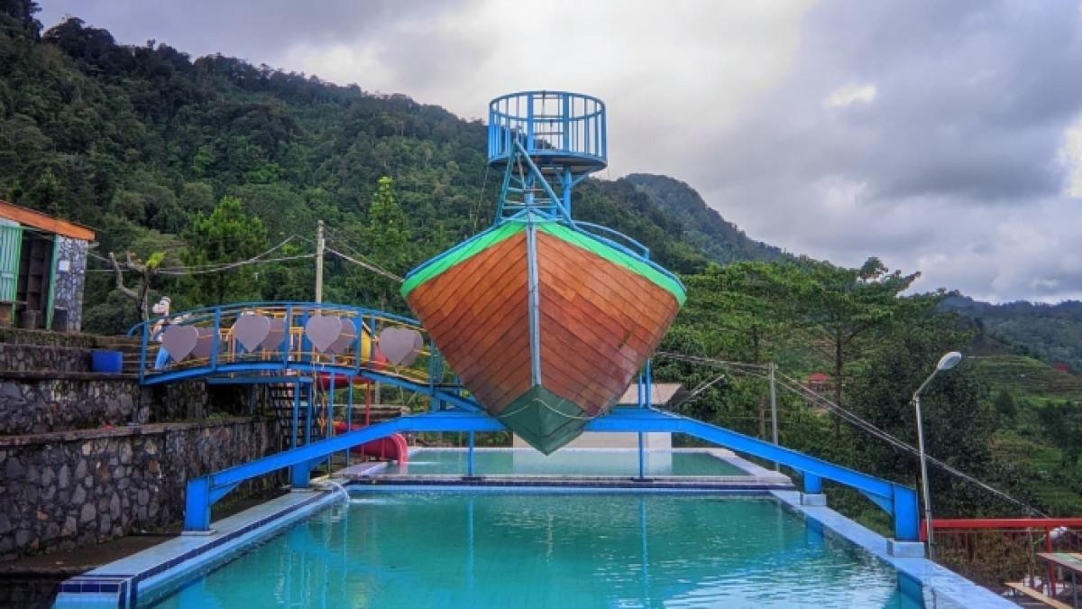 Curug Ciherang, wisata berenang di Bogor, Jawa Barat untuk healing akhir pekan.
