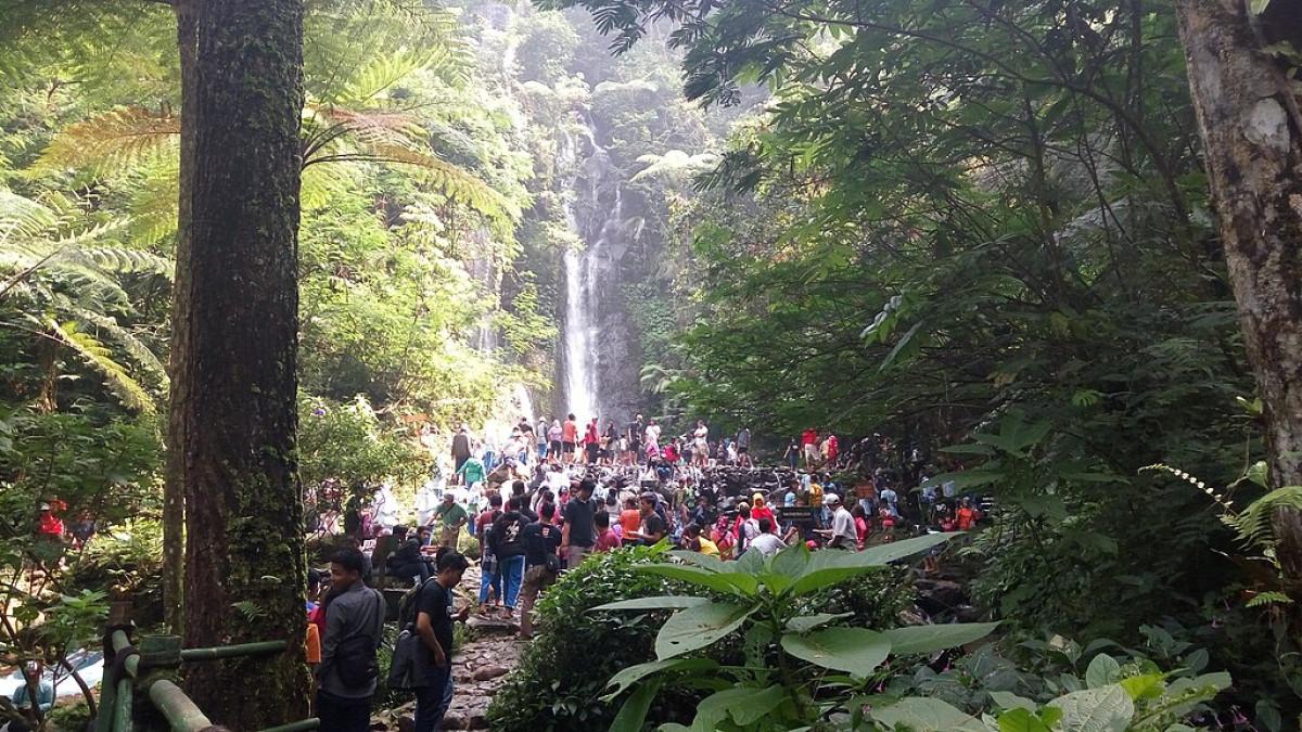 Curug Cilember, satu curug terbaik di Bogor yang bisa kamu kunjungi bareng keluarga untuk liburan akhir tahun.