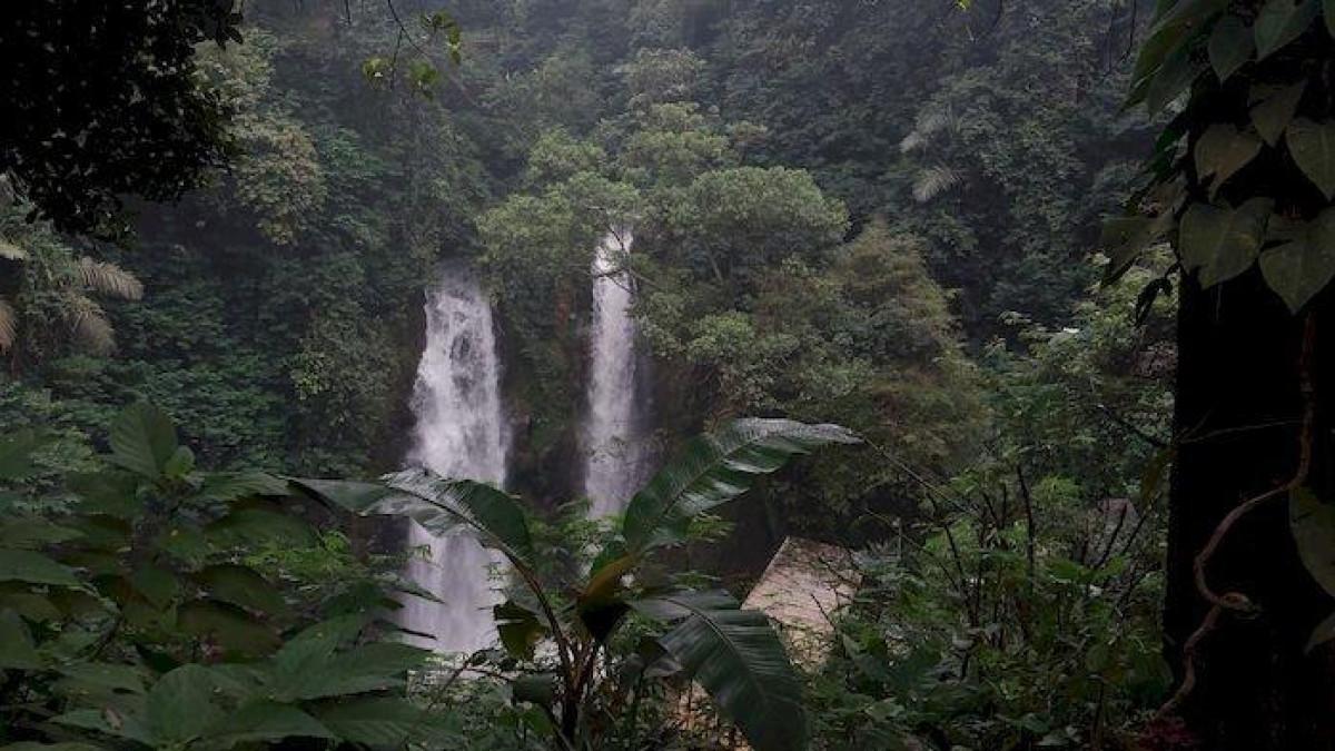 Suasana Sejuk Curug Cinulang di Jalan Cicalengka Sindang Wangi No KM 07, Tanjungwangi, Kecamatan Cicalengka, Kabupaten Bandung