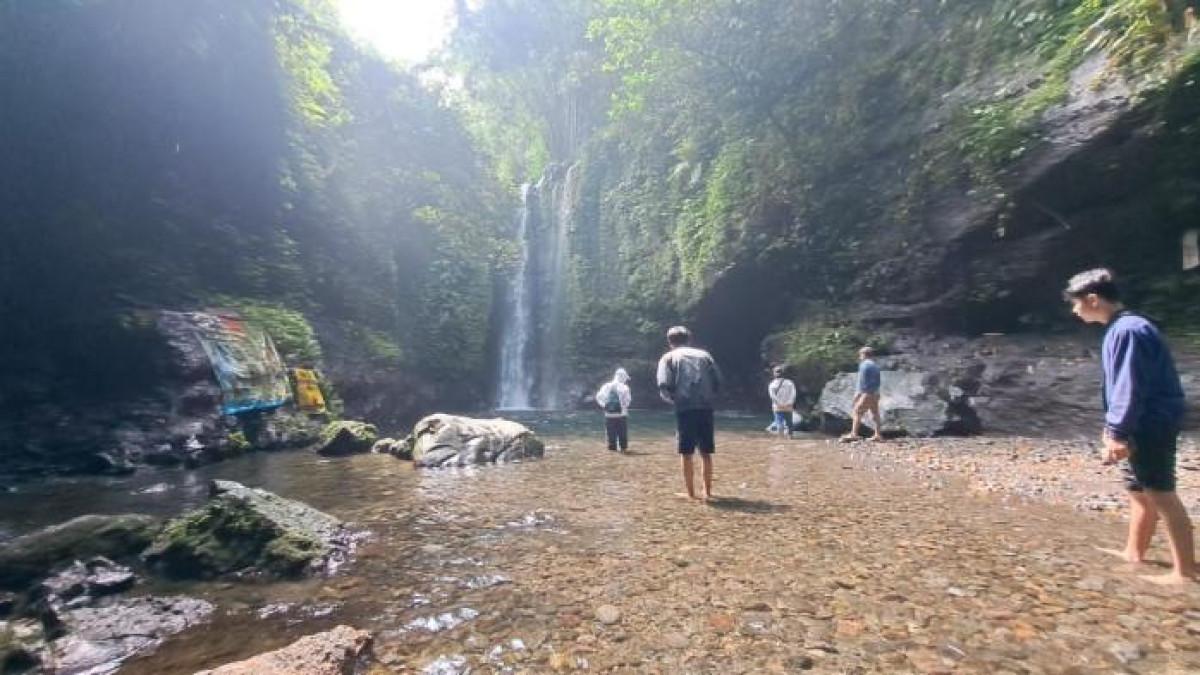 WISATA CURUG JUNENG - Pengunjung saat berfoto di Curug Juneng Desa Karangsalam, Kecamatan Baturraden, Banyumas, Jumat (29/8/2025).