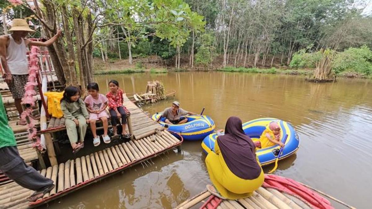 PERAHU KARET-Pengunjung wisata Danau Asmara antre untuk menikmati sensasi perahu karet di Danau Asmara, Desa Sumber Rejeki, Kecamatan Juai, Kabupaten Balangan, Kalimantan Selatan