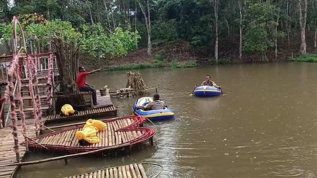 DANAU ASMARA-Warga Desa Sumber Rejeki, Kecamatan Juai, Kabupaten Balangan menikmati wisata baru yang dinamai Danau Asmara di Desa Sumber Rejeki, RT 7, Kecamatan Paringin, Kabupaten Balangan.