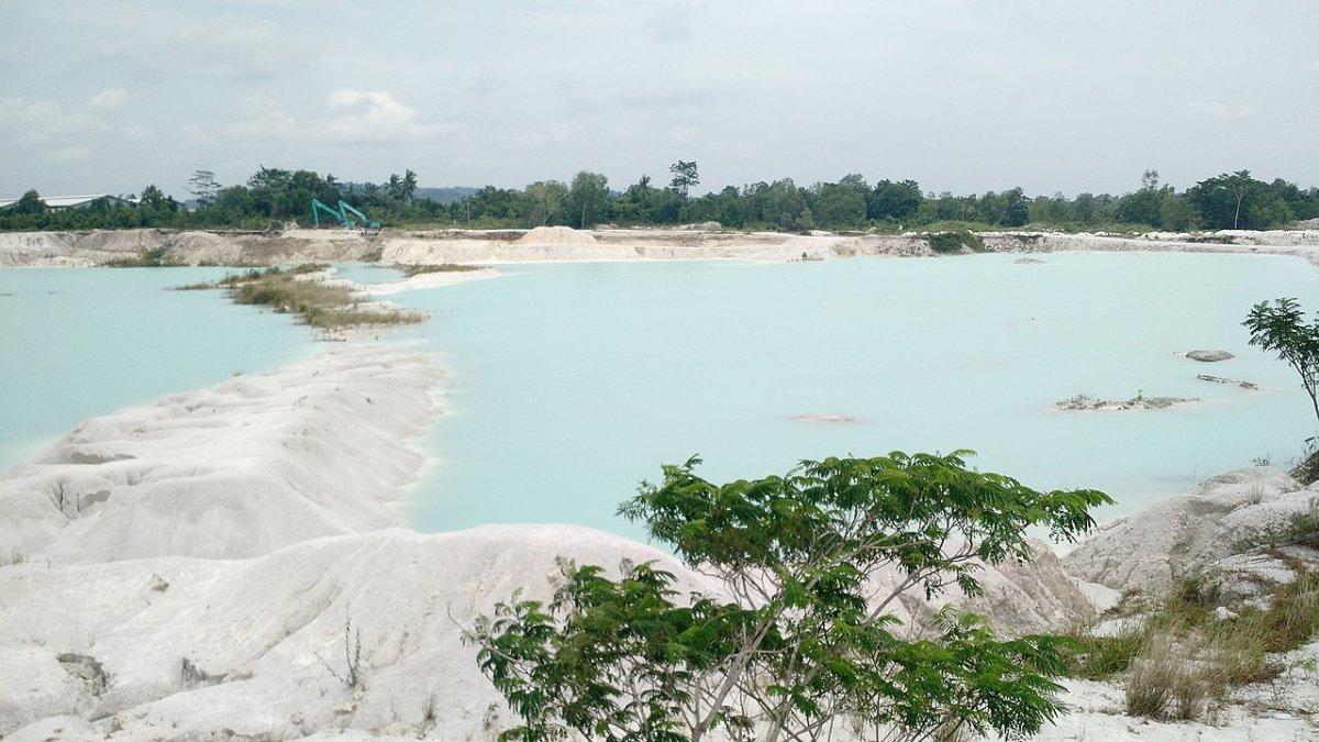 Danau Kaolin, satu tempat wisata terbaik di Belitung.