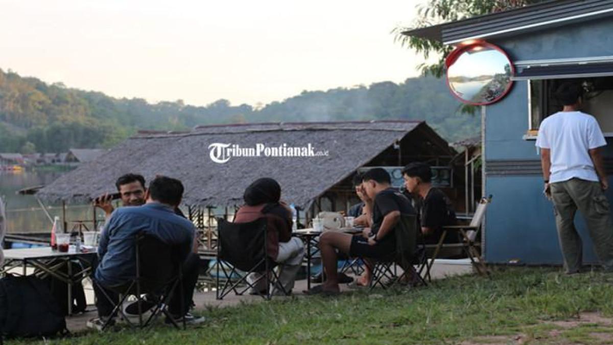 DANAU SEBEDANG - Sejumlah pengunjung lokal bersantai dan bercengkrama di tepian Danau Sebedang, Kecamatan Sebawi, Kabupaten Sambas, Kalbar, Minggu 21 September 2025.