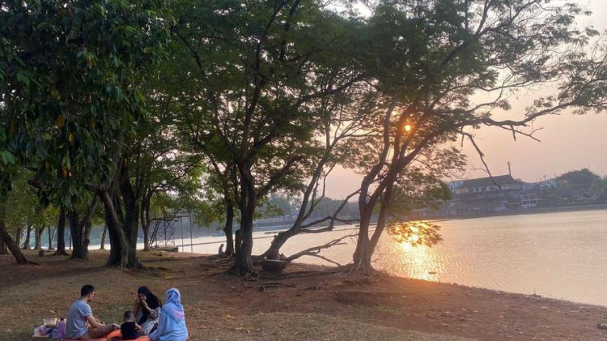 Pengunjung yang piknik di pinggir Danau Situbaru, Buperta Cibubur, satu destinasi wisata Cibubur dekat Stasiun LRT Harjamukti