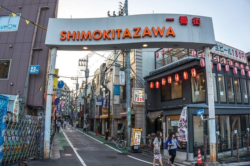 Deretan tempat beli oleh-oleh di Shimokitazawa Tokyo Jepang.