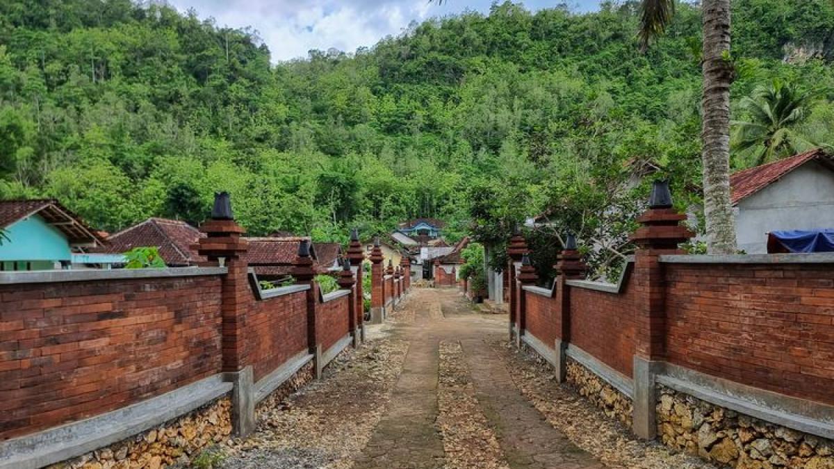 Pagar di Padukuhan Wotawati, Kapanewon Girisubo, Gunungkidul, Jogja, yang dibuat seperti zaman kerajaan (17/12/2024).
