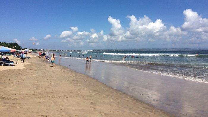 Pantai Double Six, tempat wisata alam di Seminyak yang populer.