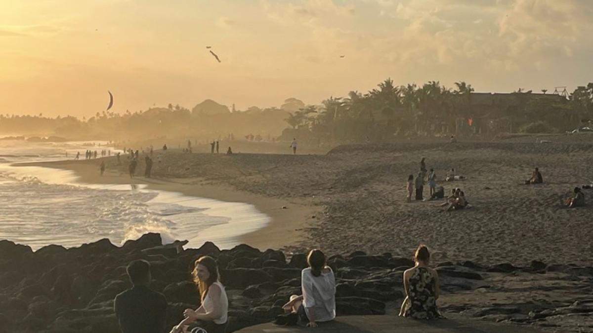 WISATA CANGGU - Suasana sunset di Echo Beach Canggu yang menawan, Senin (3/11/2025). Traveler yang ingin liburan ke Canggu, cek itinerary sehari penuh dengan bujet Rp 1 jutaan berikut.