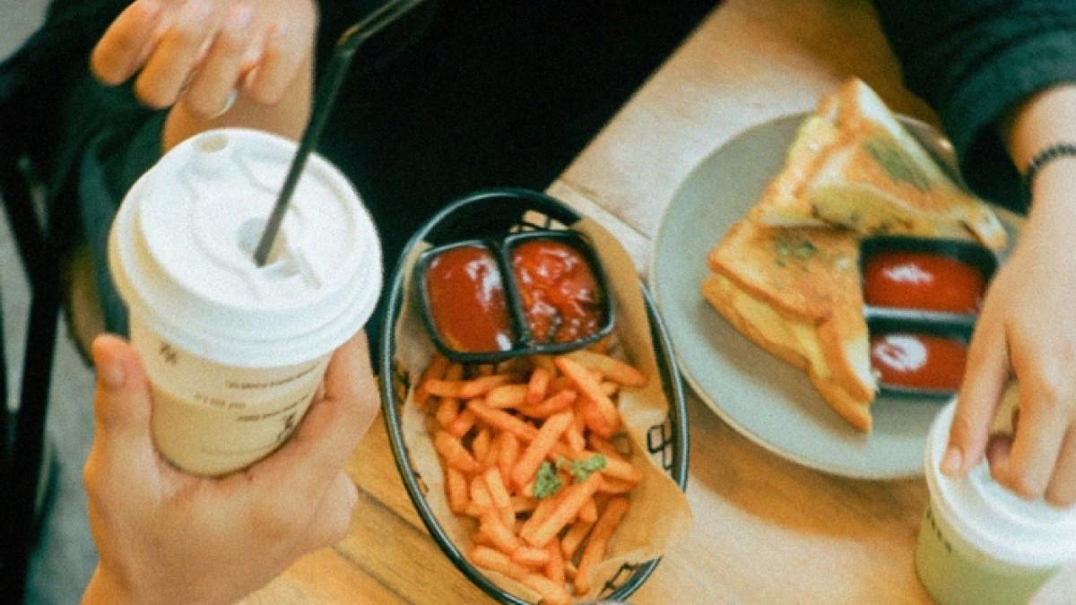 Ejaan Coffee House, kafe 24 jam di Semarang, Jawa Tengah untuk nongkrong bareng bestie.