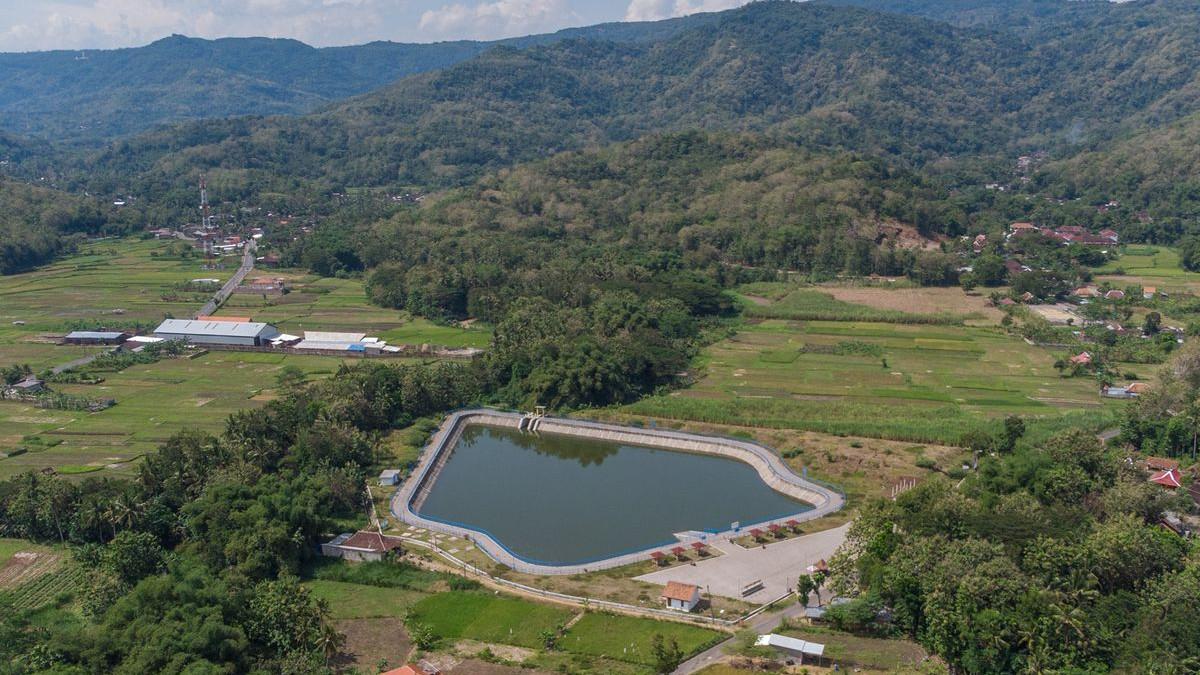 Embung Imogiri yang dikelilingi perbukitan.