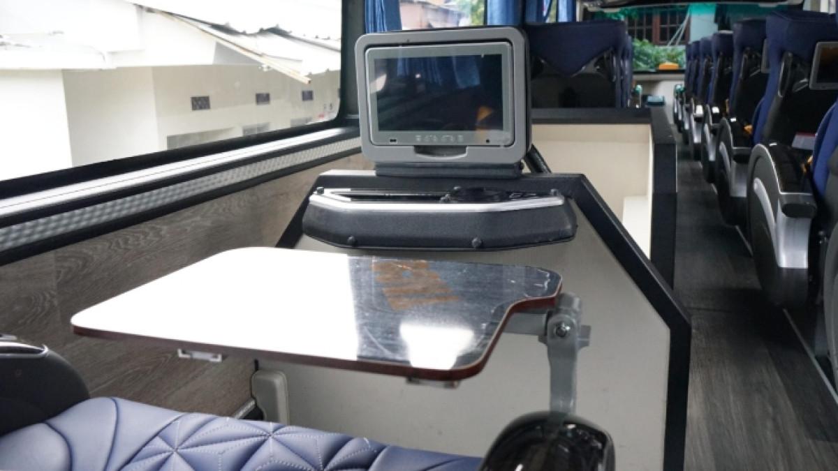 Fasilitas bus DAMRI Imperial Royal.