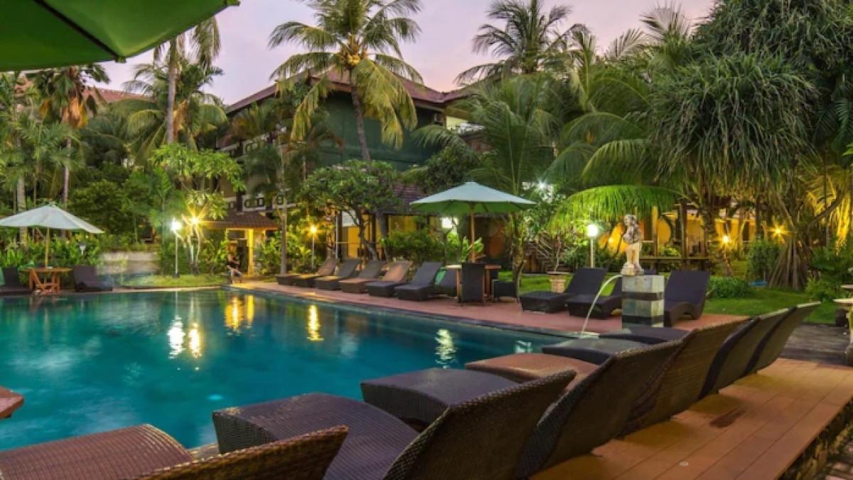 Fasilitas kolam renang di Bakung Beach Resort, hotel bintang 3 dekat Pantai Kuta, Bali.