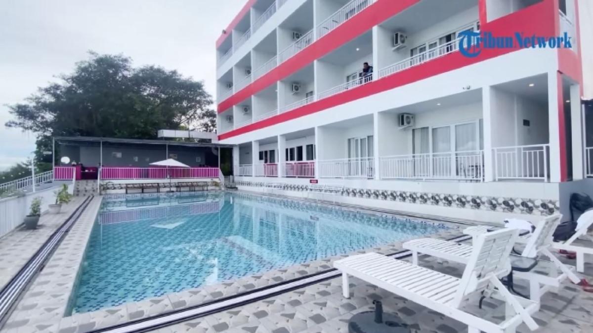 Fasilitas kolam renang di Hotel Balige Beach, hotel di Sumatra Utara dengan pemandangan Danau Toba.