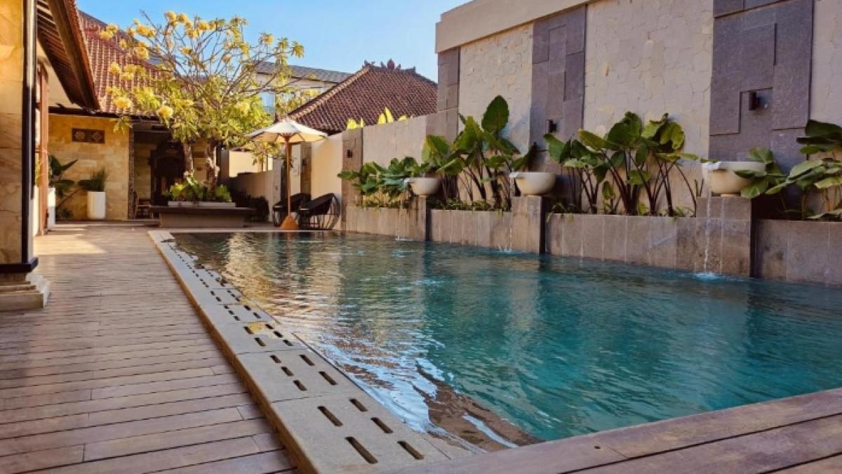 Fasilitas kolam renang di Rabasta Enjoy Kuta, hotel bintang 3 dekat Pantai Kuta, Bali.