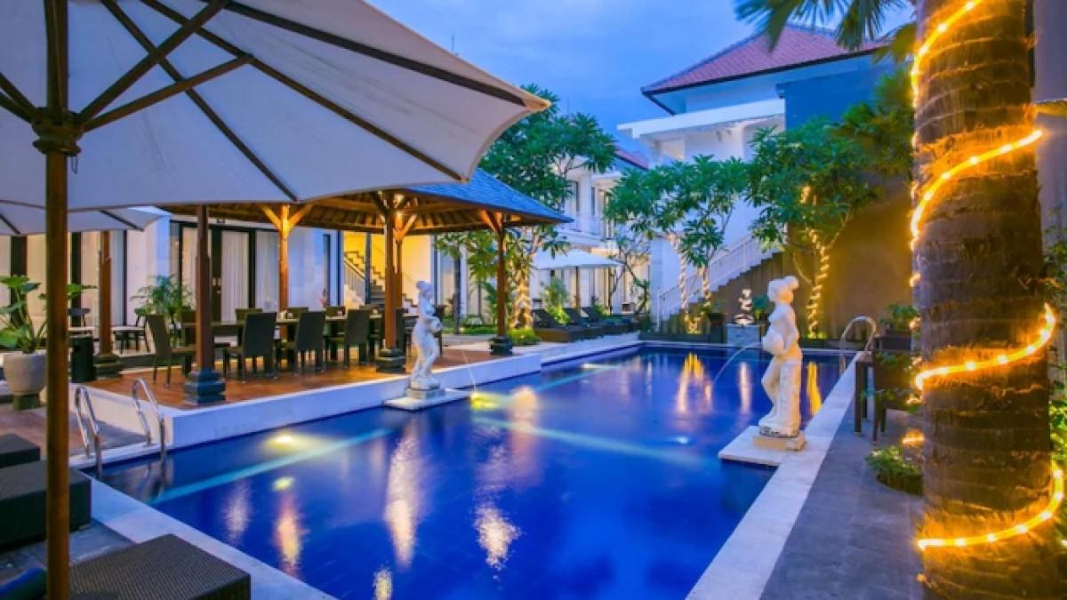Fasilitas kolam renang di The Diana Suite Hotel, hotel bintang 3 dekat Pantai Kuta, Bali.
