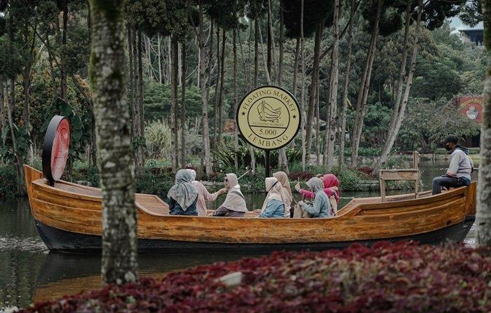 WISATA BANDUNG BARAT - Wisatawan tengah menaiki wahana perahu di Floating Market Lembang, Bandung Barat, Jawa Barat.