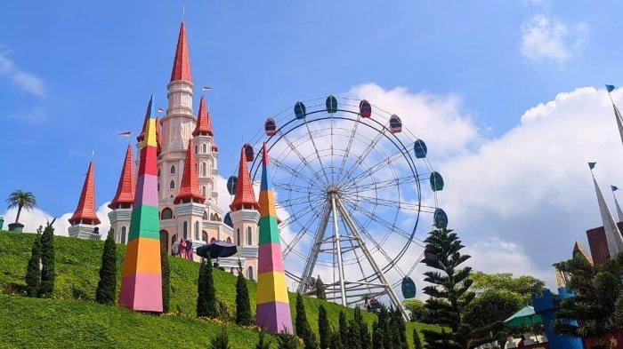 TEMPAT WISATA MALANG - Florawisata Santerra De Laponte, destinasi penuh taman bunga di Malang, Jawa Timur yang cocok untuk liburan keluarga, Jumat (20/6/2025).