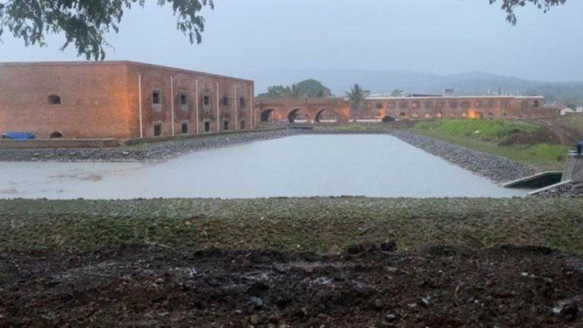 DIPLESTER - Kondisi terkini bangunan Fort Willem I atau Benteng Pendem Ambarawa di Desa Lodoyong, Kecamatan Ambarawa, Kabupaten Semarang saat proses revitalisasi, Minggu (19/1/2025). Tampak satu bangunan sudah diplester, sedangkan tampak juga kolam retensi atau polder di sekitarnya.