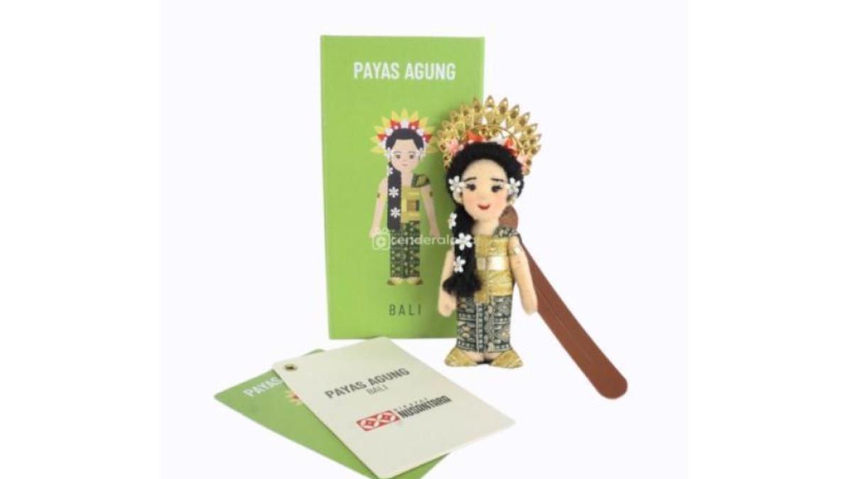 Gantungan kunci boneka dari miniatur pakaian adat di Indonesia karya Fransmiki, UMKM kerajinan asli Jebres, Solo, Jawa Tengah.