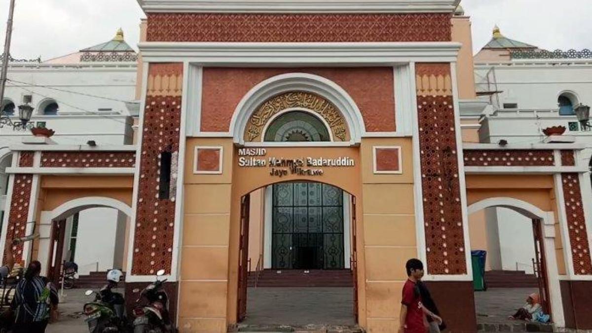 Gerbang depan Masjid Agung Palembang, Sumatera Selatan