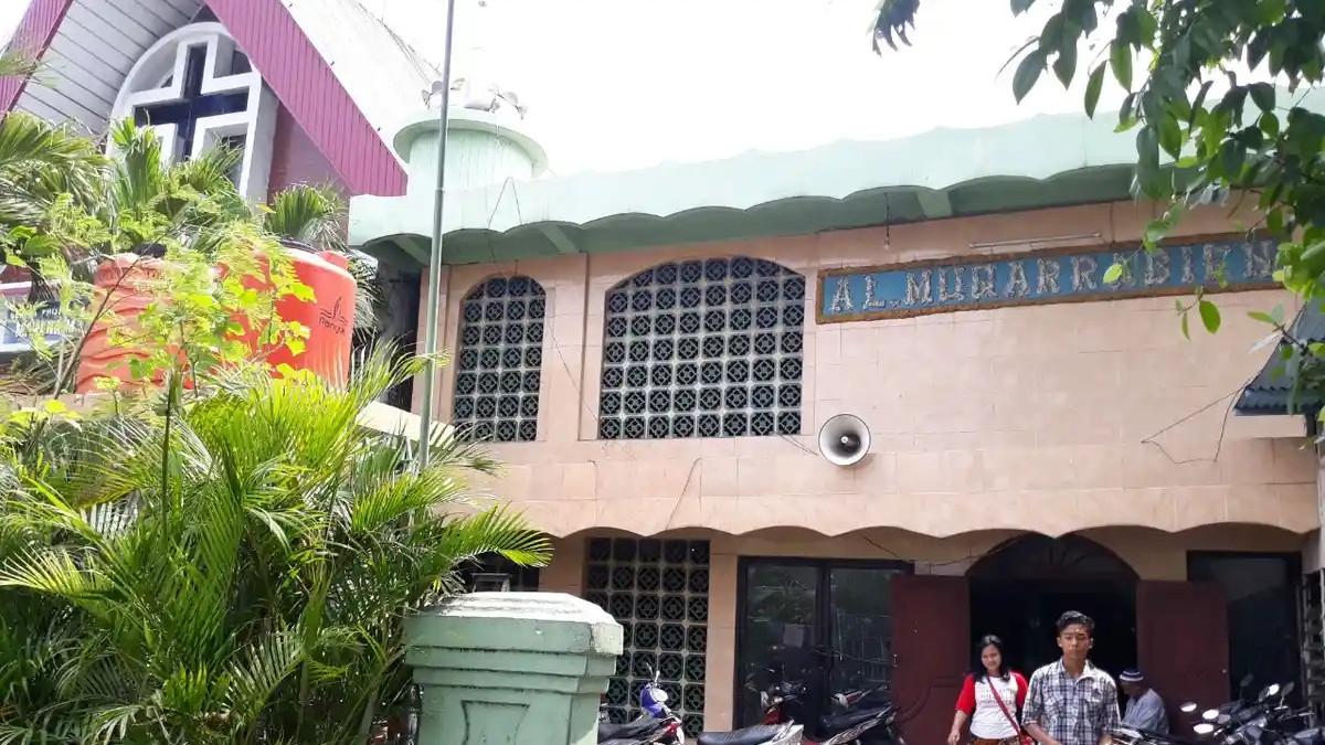 Gereja GMIST Mahanaim dan Masjid Al Muqarrabien di Tanjung Priok, Jakarta Utara.