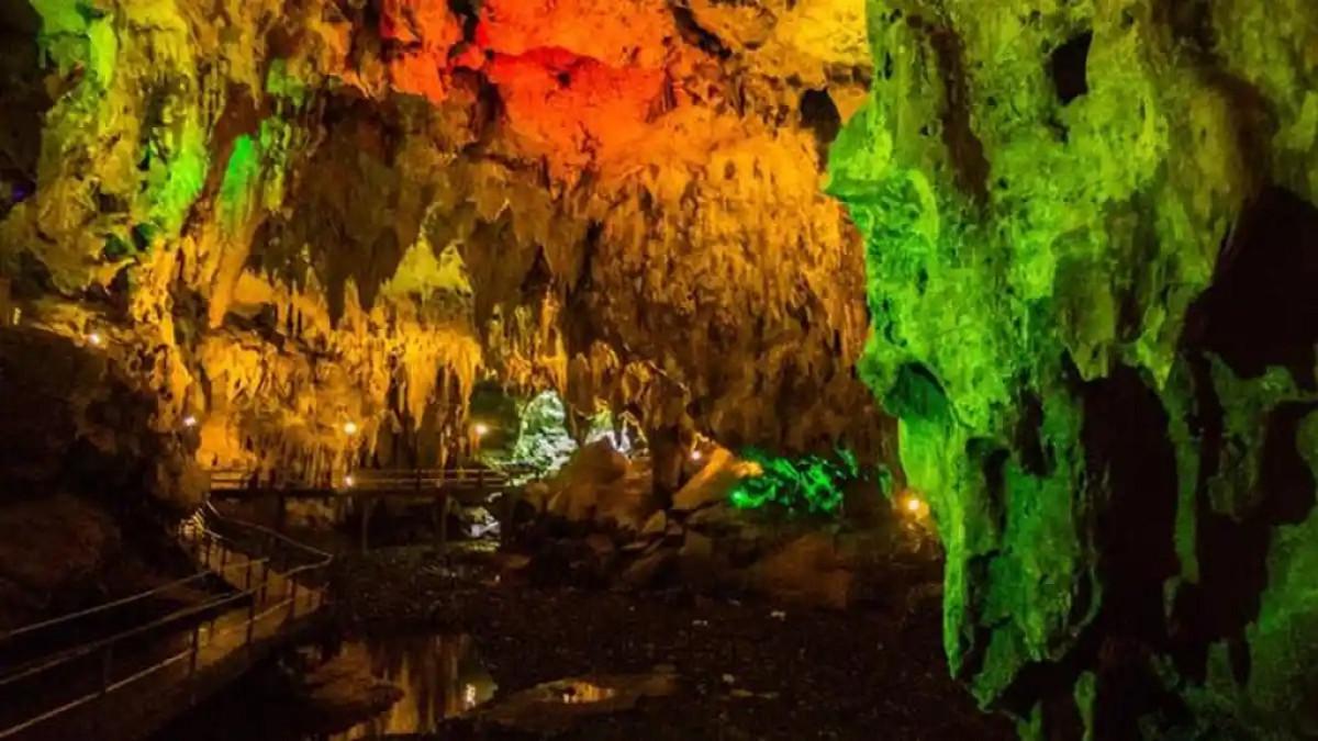 Wisata modern dengan atraksi lampu di Goa Lowo, Watulimo, Trenggalek, Jawa Timur