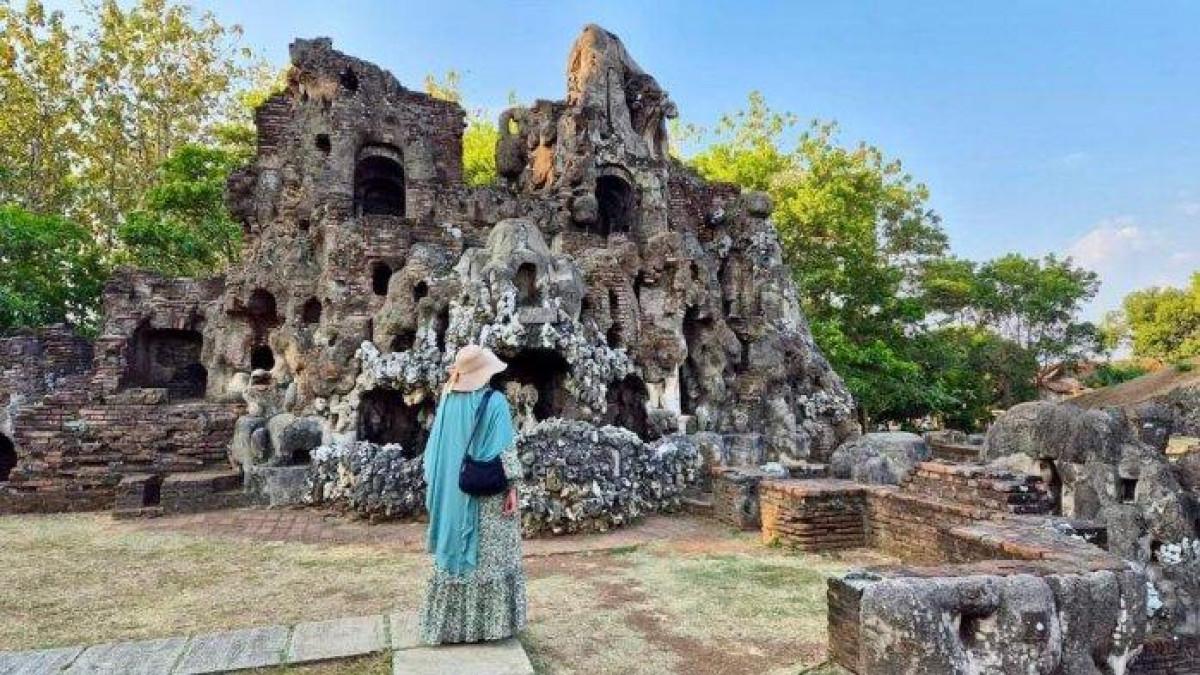 Objek wisata Goa Sunyaragi yang berada di Jalan Brigjend Dharsono Bypass Kota Cirebon, Jawa Barat.