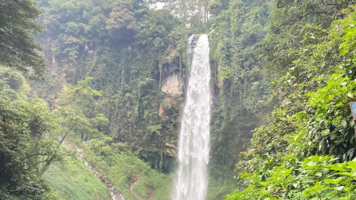 Grojogan Sewu, air terjun populer di Tawangmangu, Karanganyar, Jawa Tengah.