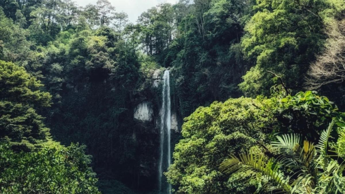 Grojogan Sewu, air terjun populer di Tawangmangu, Karanganyar, Jawa Tengah.
