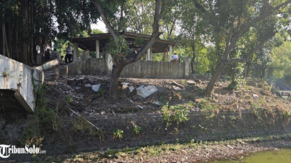 Lokasi Kolam Segaran Sriwedari, Kota Solo, beberapa waktu lalu. Pemerintah Kota Solo sedang melakukan revitalisasi Kolam Segaran Sriwedari dengan APBD sebesar Rp 1,8 miliar.